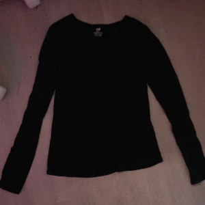 Svart långärmad tröja från H&M - En basic svart långärmad tröja från H&M i ekologisk bomull. Enkel och stilren modell med rund halsringning, perfekt att matcha med jeans.