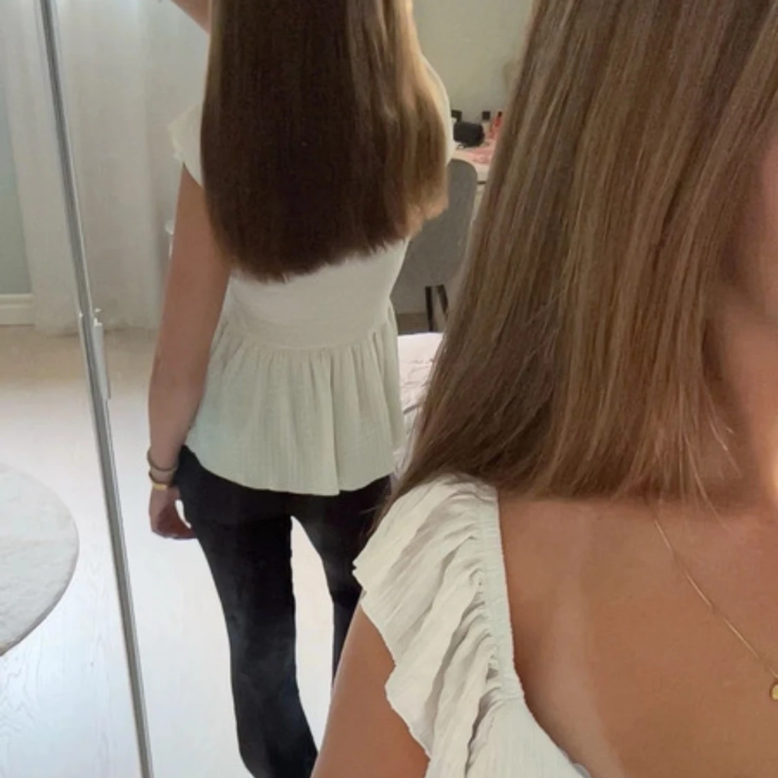 Vit blus med volang - 2