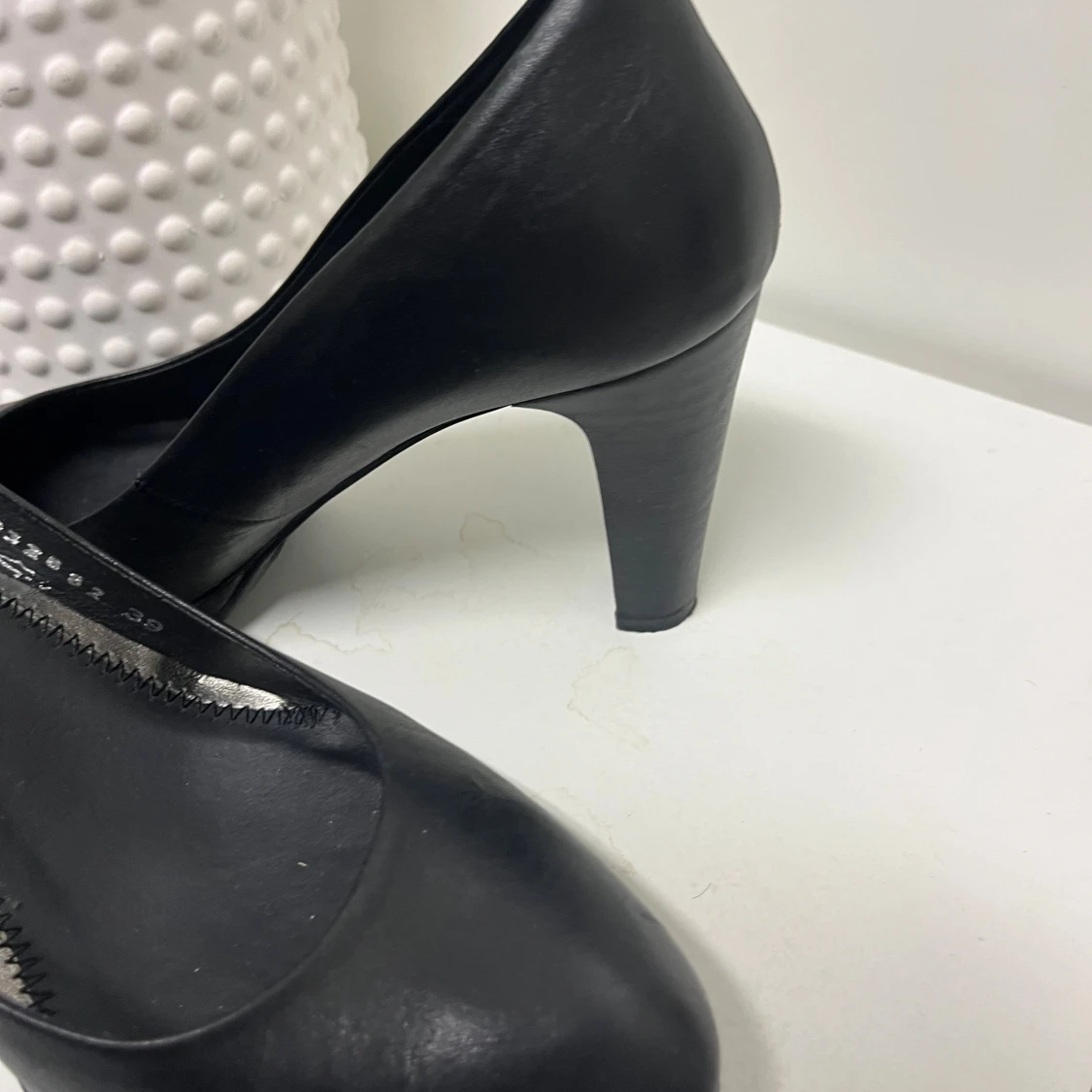 Svarta pumps från Dasia i skinn mer som 38 i storlek  - 1