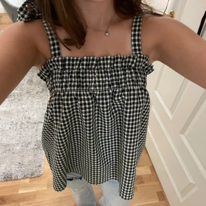 Svartvit rutig linnetopp med volang - Supersöt linnetopp i svartvitt rutigt mönster med volang upptill 🥰🥹💞