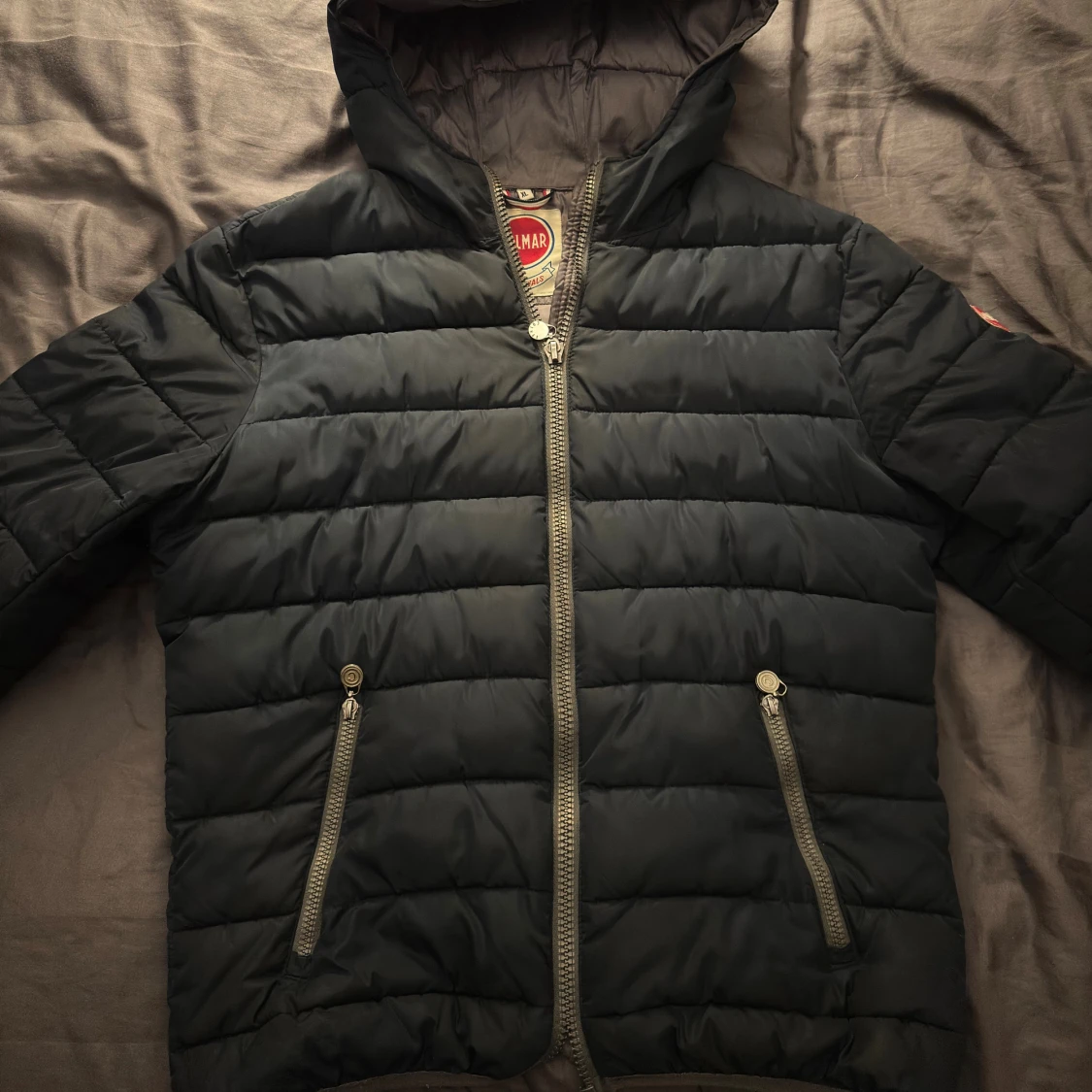 Mörkblå pufferjacka från Colmar