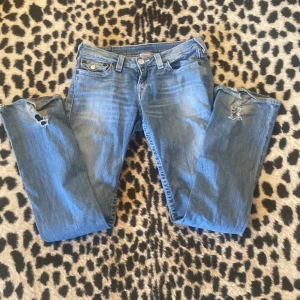 True religion jeans - Jättefina true religion jeans. Slitna längst ned men annars bra skick. Lågmidjade och bootcut. Köpt här på Plick men säljer då de tyvärr är för små❤️ pris går att diskutera