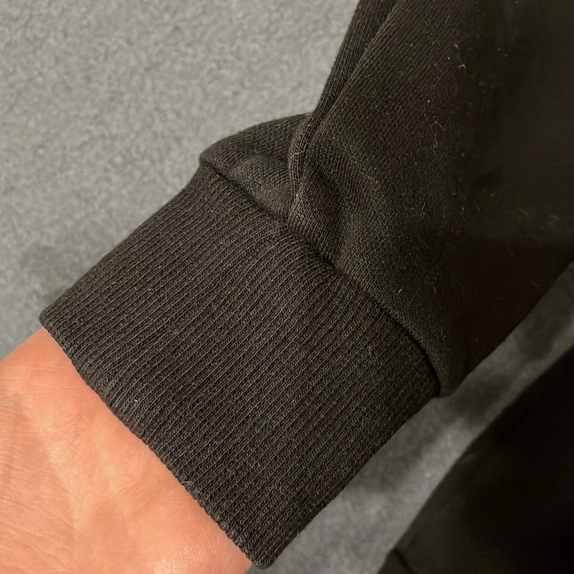 Svart hoodie från Puma med leopardtryck - 1