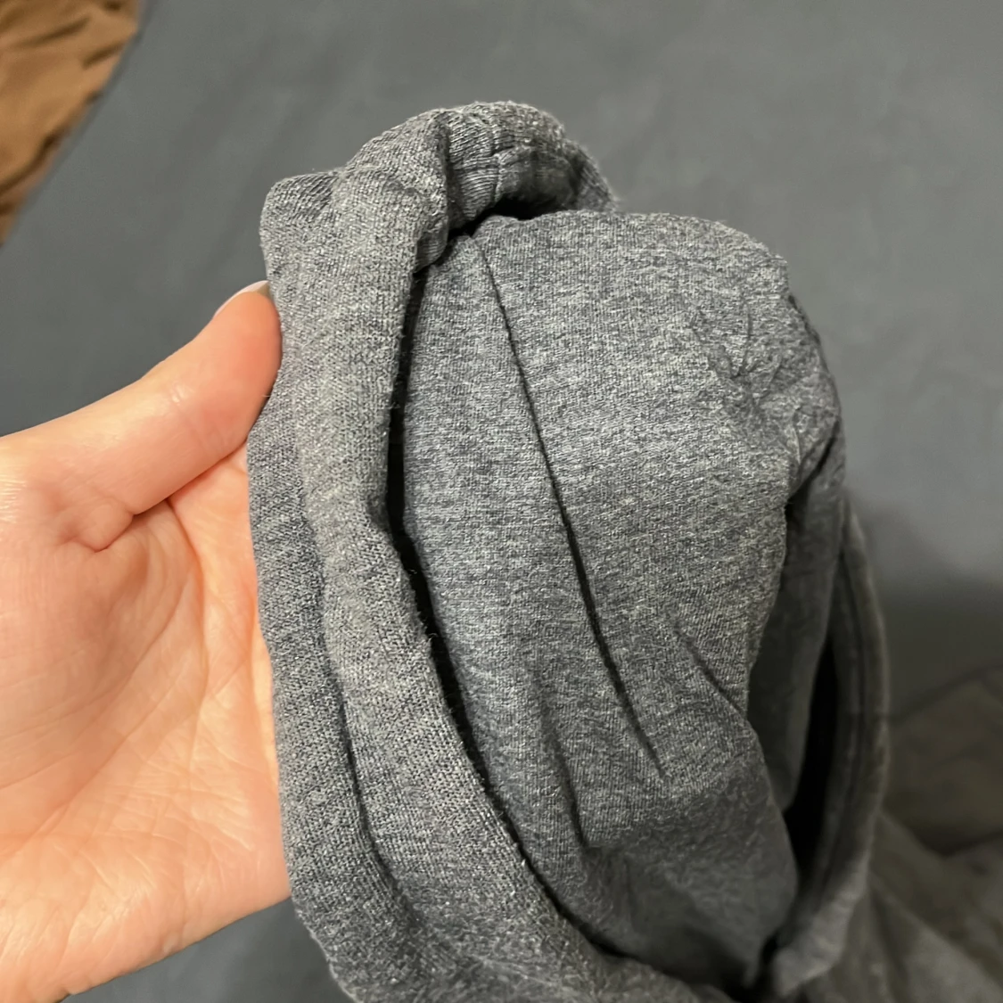 Mörkgrå hoodie från Adidas med rosa tryck - 4