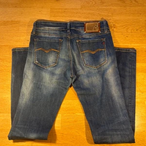 Replay jeans med slitningar  - Riktigt snygga replay jeans med snygga slitningar😁 hör av dig vid funderingar✌️