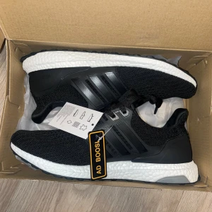  Adidas Ultraboost  - Snygga svarta Adidas Ultraboost sneakers. Helt nya, Storlek 45 eu