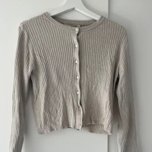 Croppad kofta - Croppad tunn kofta i en beige/rosa ton, 🍂 Storleken är i M men skulle mer rekommendera S eller XS! Passar fint året om!