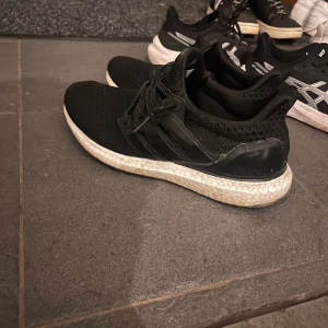 Adidas ultraboost  - Adidas ultraboost skor i storlek 40. Använt några gånger men är i bra skick inga skador 