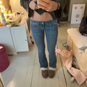Lågmidjade jeans - Jättesnygga lågmidjade jeans, passar mig som har S 36 men det står ingen storlek i. Innerbenslängden: 83