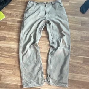 Beige Carhartt cargos 33/34 - Beiga Carhartt wokrwear byxor som inte passar längre så säljer dom. Köpta i affär second hand så vet inte om kvitto finns men kan kolla, de är ellafall 100% äkta som allt annat jag säljer. De finns få defekter som heel bite,en bleach fläck på höger lår och lite tear på höger knät.