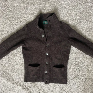 Alan Paine cardigan  - Lyxig och varm Alan Paine cardigan/kofta, bra skick inga defekter. 100% lammull, storlek 46 (motsvarar XS/S) skriv vid funderingar. Köpt för 2499!