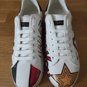  Feta Dolce & Gabbana skor - Säljer just nu dessa feta dolce gabbana skor. De kommer med orginalbox m.m. De är oanvända. Strl 44. Vid frågor är det bara att skriva!