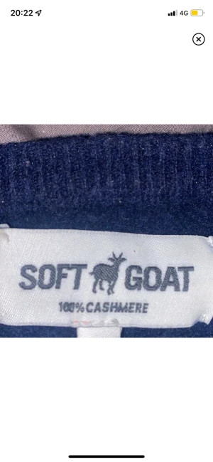 Soft goat tröja  - Lägger ut igen! Säljer min så najs softgoat tröja i 100% Kashmir då den ej kommer till användning. Den är egentligen i strl L men har krympt i tvätten så skulle mer säga att den är en S💕 den har inga andra defekter och är inte nopprig!❤️