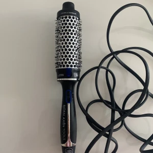 Björn Axén Tools Ceramic & Tourmaline Varmluftsborste - Professionell varmluftsborste från OBH Nordica och Björn Axén Tools med keramisk och turmalinbeläggning. Utrustad med jon-teknologi och integrerat värmesystem. Borsten och handtaget är i fint skick utan synliga defekter. BARA använd 4 gånger, den passar tyvärr ej till mitt hår.