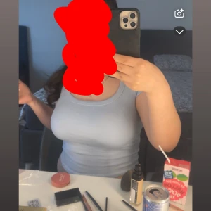 Ljusblå ribbad topp med kort ärm - Säljer en ljusblå ribbad topp med rund halsringning och korta ärmar. Toppen har en tight passform och är tillverkad i ett mjukt och stretchigt material som sitter snyggt på kroppen. Köpte från Gina för 200 säljer för 80-100kr knappt används