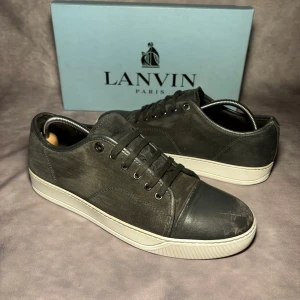 Lanvin sneakers  - Lanvin cap toe. Skick 7/10 lite skrapor se bilder sulkräm har använts för att fräscha upp dom lite. Storlek uk 8 sitter som eu 43