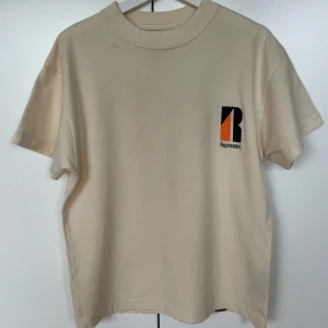 T-shirt - represent - T-shirt från represent. Använd men i gott skick, strl S