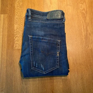 Mörkblå diesel jeans - Säljer ett par riktigt feta diesel jeans då dem inte längre kommer till användning. Det finns inga defekter på jeansen. Tveka inte vid frågor