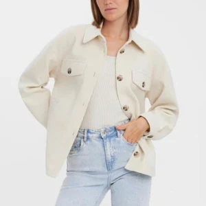 Kappa - Beige kappa från Vero Moda, har använt den vid ett tillfälle! 🍁