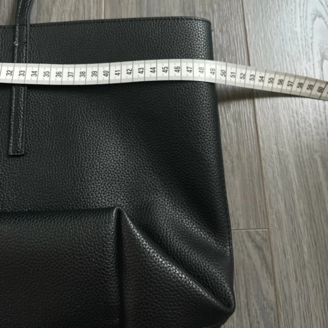 Stor svart shoppingväska i skinnimitation - 2