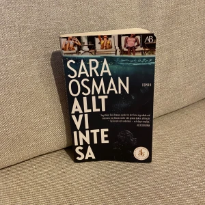Pocketbok: allt vi inte sa - Säljer boken: allt vi inte sa av författaren Sara Osman. Är lite böjd på framsidan men påverkar ej läsningen. Finns att hämta i centrala Göteborg eller kan skickas med valfri app. Perfekt höstläsning.