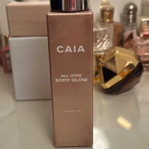 CAIA All Over Body Glow Golden Tan - Body glow från Caia. Färg golden tan