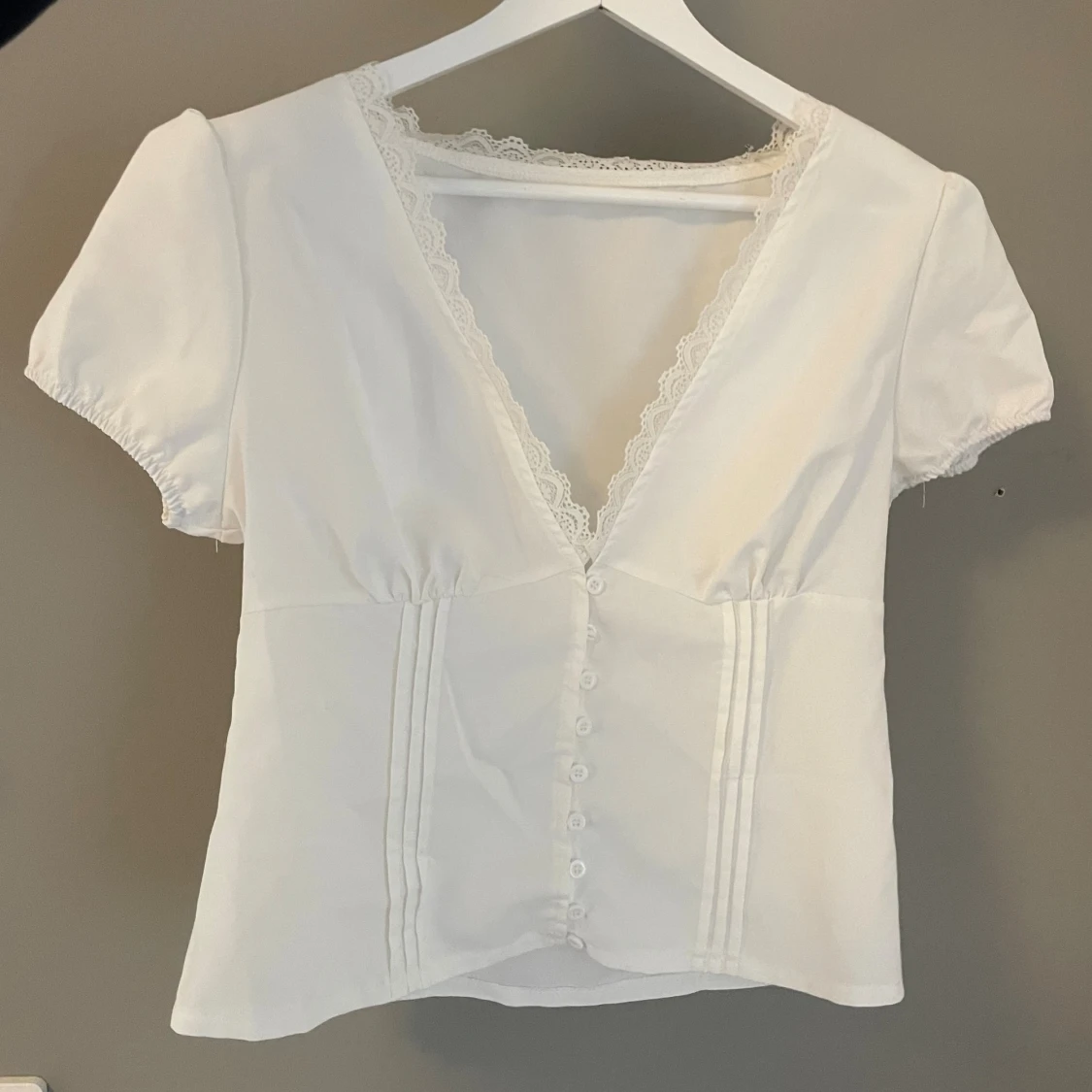 Vit blus med spets och knappar - 2