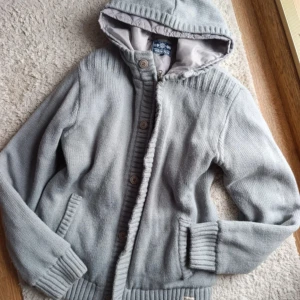 Grå fodrad cardigan - Hej, säljer en varm och skön cardigan med jackmaterial på insidan💯💯‼️ skick 9/10✅ DMa📩 vid minsta fundering eller prisförslag🤗🤗