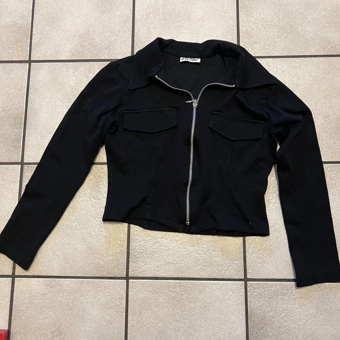 Svart zip-kofta från Selections