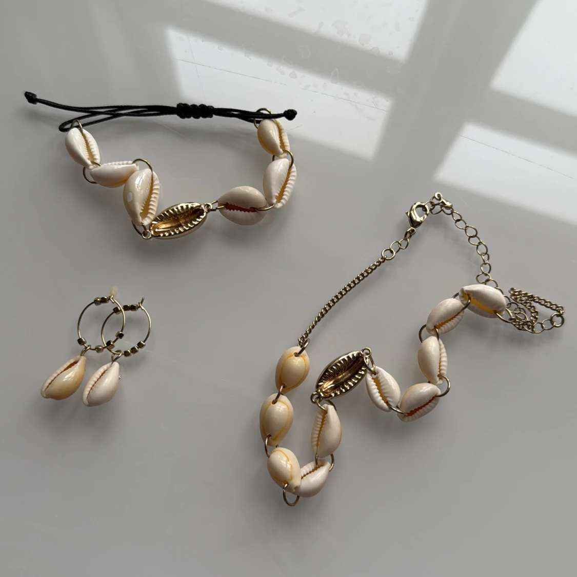 Set med snäckor: armband, halsband & örhängen