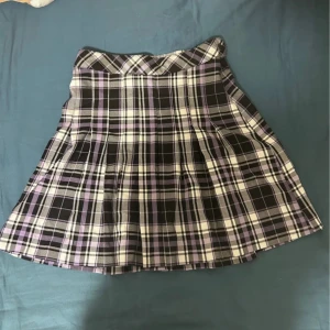 Rutig kjol - Kjol med rutigt mönster i lila, svart och vitt