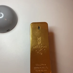 1 Million EdT 100ml - 1 Million EdT från Paco Rabanne, 100 ml. En ikonisk parfym med guldig design som sticker ut i samlingen. Perfekt för dig som vill ha en klassiker med attityd.