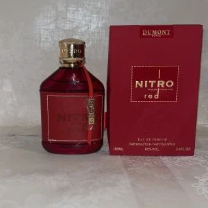 Nitro Red Pour Homme Parfym - Nitro Red Pour Homme från Dumont är en Eau de Parfum med en volym på 100 ml. Snygg röd design och passar perfekt för dig som vill sticka ut. Alkoholinnehåll: 80% vol.