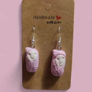 Skumtomte öronhängen - Supersöta handgjorda örhängen med skumtomtar i ljusrosa och vitt. Perfekta för dig som vill sticka ut med något unikt och färgglatt. Krokar i silverpläterad metall.
