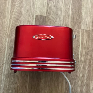 Retro brödrost  - Säljer en brödrost från märket Nostalgia. Sparsamt använd. Säljer en mikro i samma serie om intresse finns. 