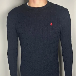 Kabelstickad Morris tröja - Säljer en riktigt snygg och trendig Morris kabelstickad tröja i 100% merinoull och fint skick, storlek M men sitter mer som S, necktagen lite lös men inget som påverkar användningen, vid frågor är det bara att skriva //Gramenti