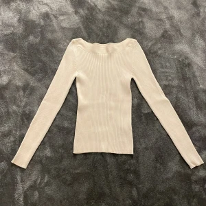 Beige ribbstickad topp - Supersnygg båtringad ribbstickad topp från kappahl 💓 i jättebra skick och är i stretchingt material så den passar xxs-s