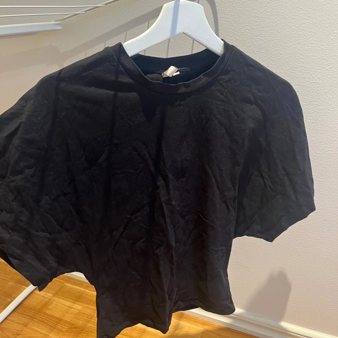 Svart topp med breda ärmar - 1