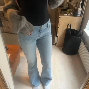 Diesel bootcut jeans ljusblå - Säljer ett par ljusblå jeans från Diesel med bootcut modell. Jeansen har låg midja och är tillverkade i mjukt denimtyg med en snygg tvätt. Strl 27/32. Nypris är runt 1000kr