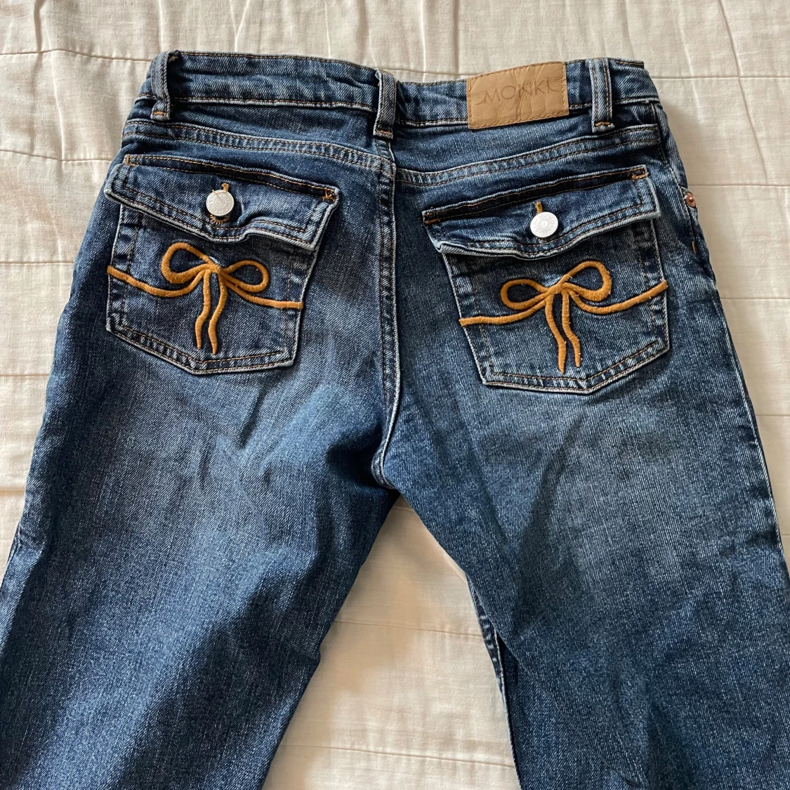 Blå bootcut jeans från Monki med rosetter - 3