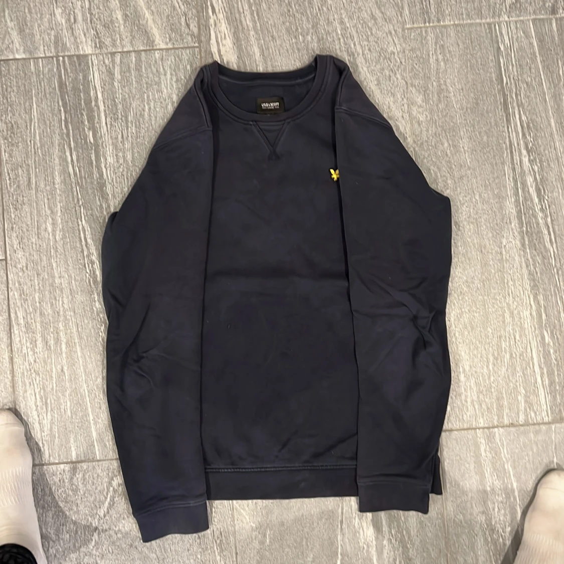 Mörkblå sweatshirt från Lyle & Scott