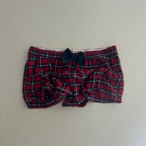 Hollister lågmidjade shorts  - Ett par shorts från Hollister i storlek M. Kan upplevas mindre i storlek. Rakt över midjemått: ca 36cm. Jag fraktar inom 24h. Se liknande plagg i min profil! 