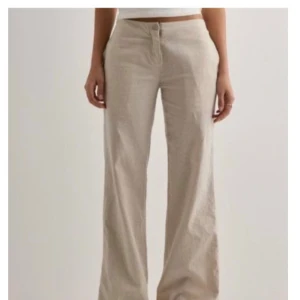 Beiga linnebyxor med wide fit - Linnebyxor från Nelly i storlek 32, endast använda 1 gång, nypris 500kr