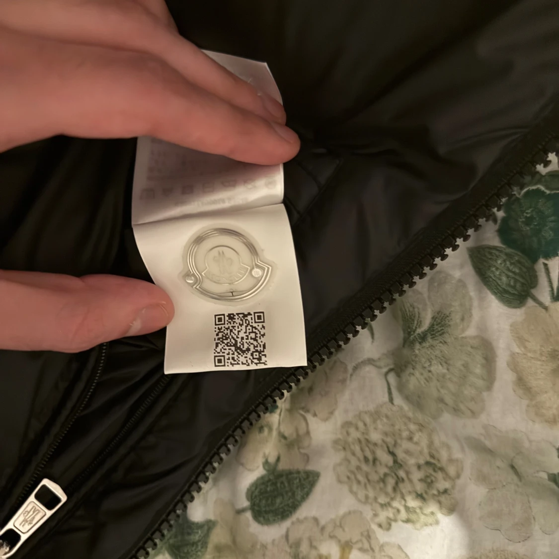 Svart dunväst med huva från Moncler - 3