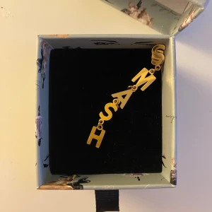 Guldörhänge med bokstäver från Ioaku - Säljer ett jättesnyggt örhänge ifrån Ioaku med text ”SMASH”. 💛 Användt men rengör innan jag skickar den!❣️köpte för ungefär 2 år sedan💗 !LÅDAN KOMMER MED!