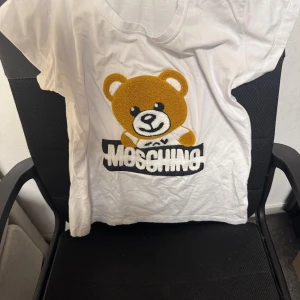 Vit Moschino t-shirt med nalle - Vit t-shirt från Moschino.