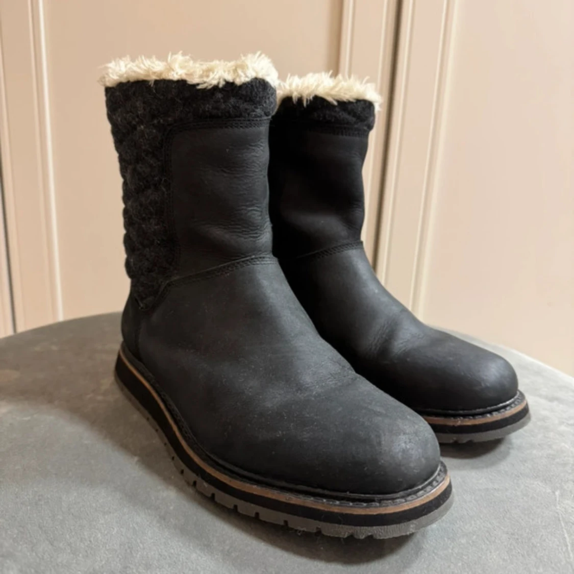Svarta Helly Hansen boots med fuskpäls stl 37,5 (nyskick) - 1