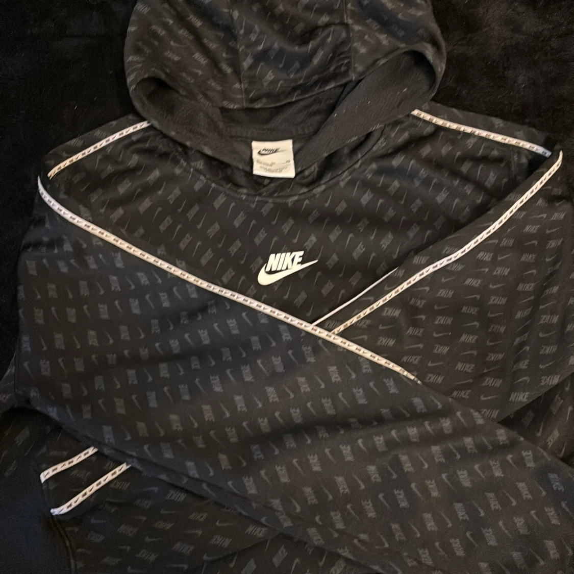 Svart hoodie från Nike med logomönster - 1