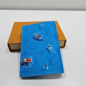 L och V plånbok  - Stilren plånbok, Perfekt för dig som gillar att ha något unikt. Tveka inte att höra av dig om du är intresserad, bra pris vid snabb affär 🤝🌹💯