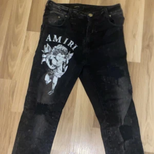 Jeans - Svarta jeans med ängel. Xs/S